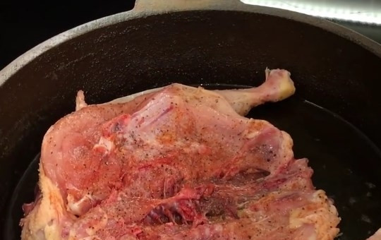 1. Этап. Цыплёнок табака (таПака): 7. В разогретое масло кладем цыпленка крылышками вниз. Сверху накрываем крышкой и плотно прижимаем цыпленка к сковороде. Если специальной крышки нет, прижимаем тушку плоской тарелкой и ставим сверху пресс (например, банку с водой).