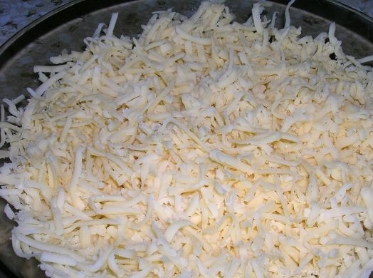 1. Этап. Корзиночки с салатом: 1. Для приготовления корзиночек натираем сыр.