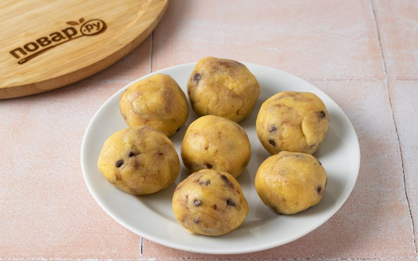 1. Этап. Печенье без яиц: Разделите тесто на 9-10 одинаковых частей, затем скатайте из них шарики.