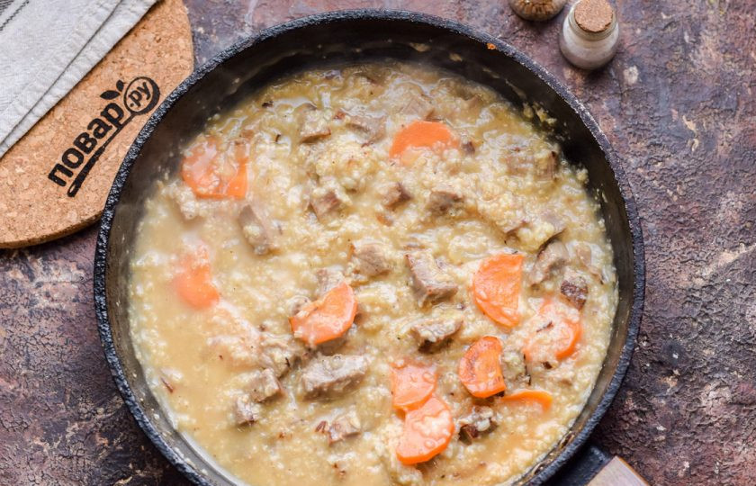 1. Этап. Овсяная каша с мясом: Готовую кашу подавайте к столу сразу.