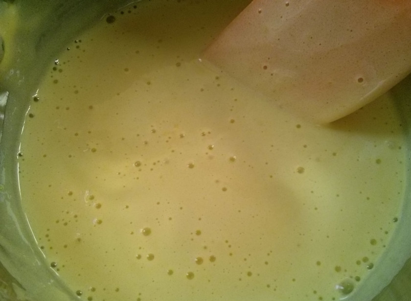 1. Этап. Птичье молоко (торт): Желтковую массу поставьте на паровую баню, постоянно ее перемешивайте до увеличения в объеме в два раза и образования пузырьков. Снимите и остудите до комнатной температуры. Для ускорения процесса можно поставить в кастрюлю с холодной водой.