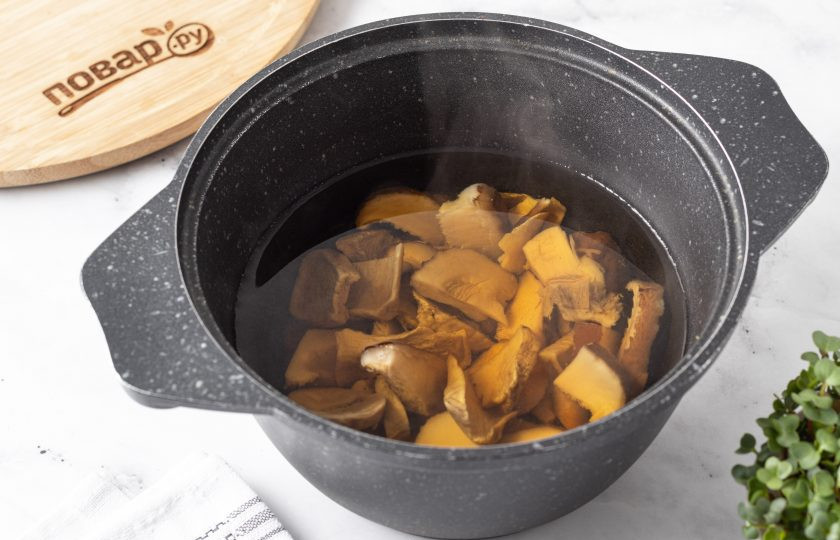 1. Этап. Постный суп Калья: Переложите грибы в кастрюлю, влейте чистую воду и доведите до кипения. Варите на умеренном огне 30 минут.