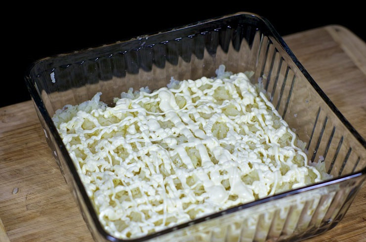 1. Этап. Салат Лагуна: 6. Подсолить немного и смазать небольшим количеством майонеза.