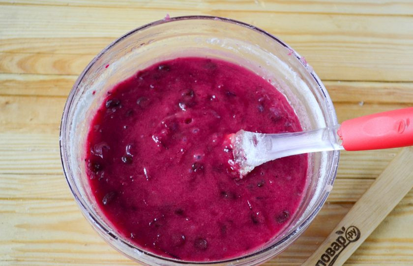 1. Этап. Свекольный кекс: Тесто получилось ярким и очень красивым.