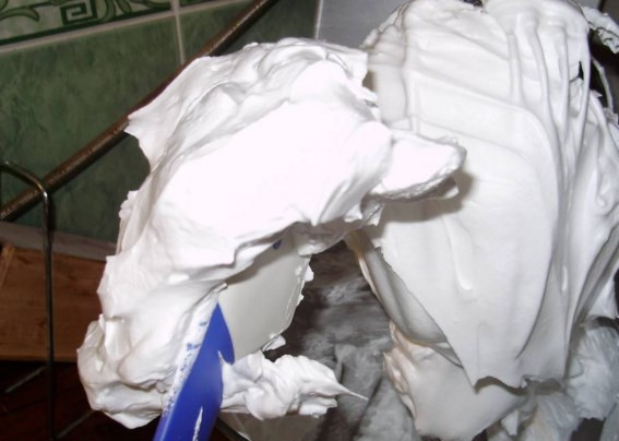 1. Этап. Белковый крем для торта: Сироп уварите до прозрачности, на небольшом огне, добавьте лимонную кислоту по-вкусу,еще проварите минутку до прозрачности и введите тонкой струйкой в белки не прекращая взбивать еще минут 5-7.