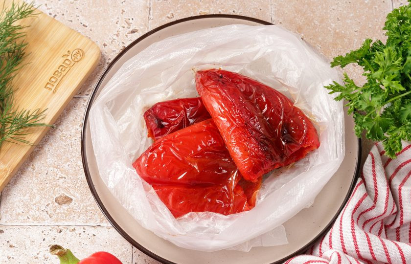 1. Этап. Жареный болгарский перец с сыром: Запечённый перец сразу же переложите в пакет и завяжите. Оставьте до остывания.