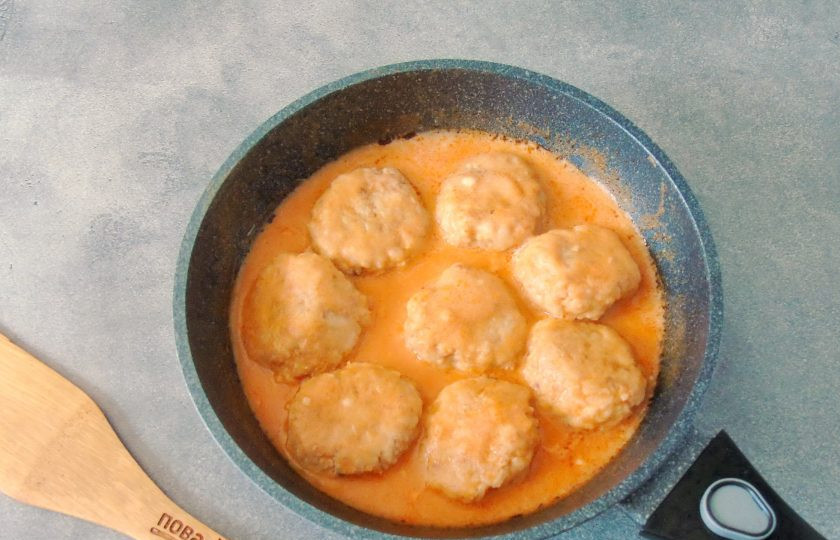 1. Этап. Тефтели с рисом как в детском саду: Снова накройте сковороду крышкой и тушите тефтели еще 5-7 минут до готовности.