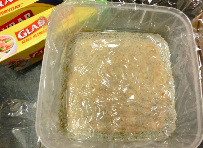 1. Этап. Мисо паста: Присыпьте пасту солью, потом накройте пищевой пленкой.