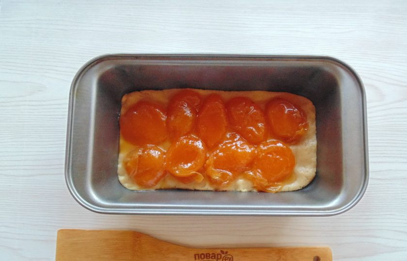 1. Этап. Коврижка с абрикосами: Поверх теста выложите половинки абрикосов. Либо свежие, либо консервированные или из варенья.