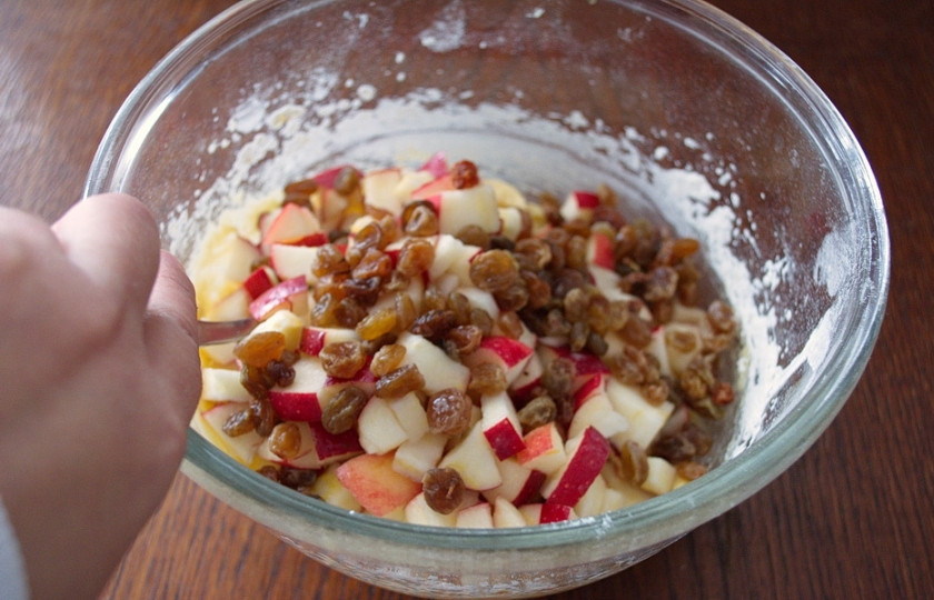 1. Этап. Яблочный пирог с изюмом: 8. К тесту добавьте яблоки, изюм. Перемешайте.