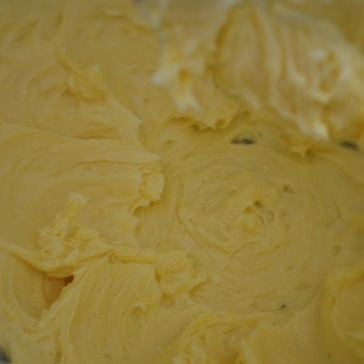 1. Этап. Крем для бисквитного торта: В итоге, у вас должна получиться воздушная и пушистая светло-желтая масса.