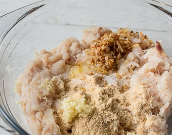 1. Этап. Котлеты из трески с сыром: 1. Помойте рыбу и подготовьте из нее филе. Перемелите мякоть, освобожденную от косточек, на фарш. Мелко порежьте очищенную луковицу и слегка поджарьте на растительном масле до прозрачности. Переложите в миску к фаршу. Добавьте панировочные сухари, яйцо, соль, натертый чеснок, молотый перец. Полученную смесь тщательно вымесите. Дайте устояться минут 15 в холодильнике.