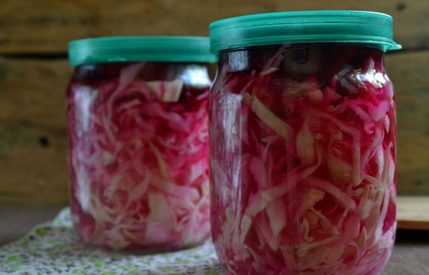 1. Этап. Капуста, маринованная со свеклой в банке: Тем временем приготовьте маринад. В кастрюлю налейте воду, поставьте её на огонь. Добавьте соль, сахар и прокипятите несколько минут. Уберите с огня и влейте уксус. Горячим маринадом залейте капусту со свеклой, накройте капроновыми крышками. Оставьте при комнатной температуре на 2 дня, чтобы капуста проквасилась. Затем уберите в холодильник для хранения. Капуста, маринованная со свеклой в банке, готова.