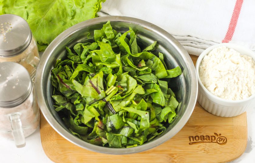 1. Этап. Жингялов хац: Зелень промойте в воде тщательно, каждый листик вымывая от грязи. Нарежьте лентами, обсушив сначала бумажными салфетками. Посолите и перемешайте.