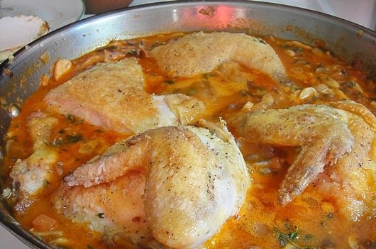 1. Этап. Курица Маренго: 6. Влейте вино, добавьте соль и перец, щепотку тимьяна. Выложите курицу. Оставьте томиться на среднем огне на полчасика.