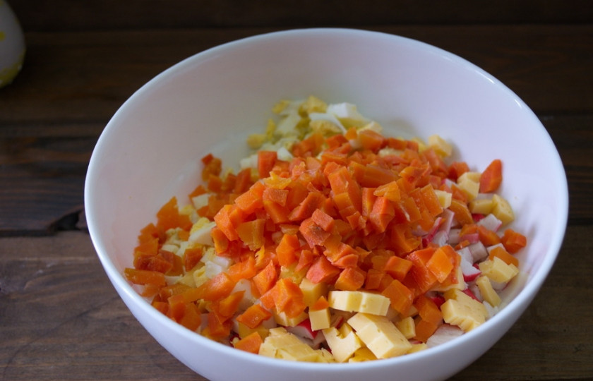 1. Этап. Салат на торжество: Отварную морковь нарезать кубиком.