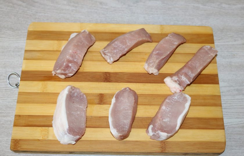 1. Этап. Шашлык из карбоната свинины: Мясо нарежьте кусочками-медальонами.