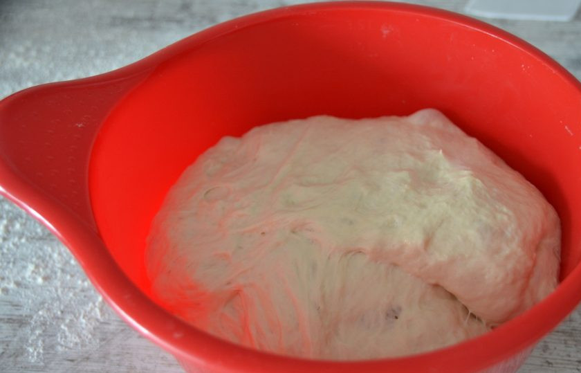 1. Этап. Пшеничный багет: Через 40 минут сделайте обминку теста методом 