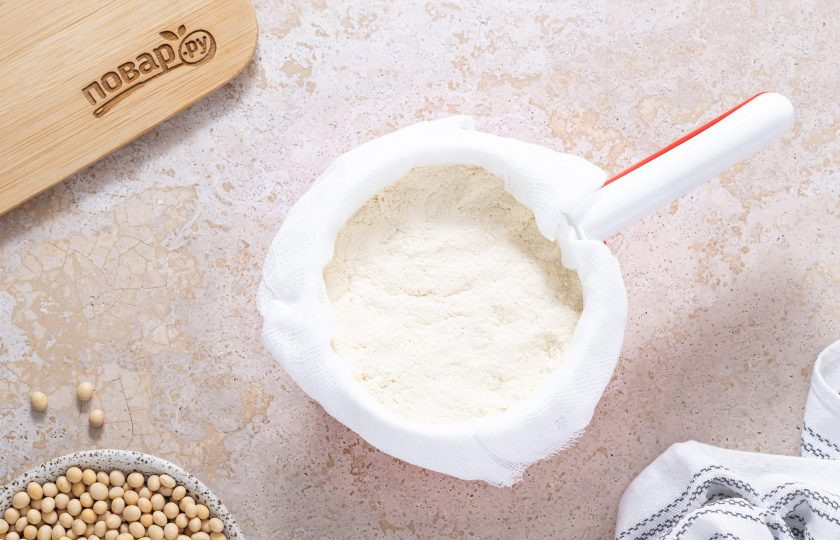 1. Этап. Соевый крем-чиз: Переложите смесь в форму для сыра или сито с марлей, сверху поставьте груз и уберите в холодильник минимум на пару часов, можно на ночь.