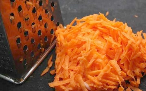 1. Этап. Селедка под шубой Праздничная: 3. Лук измельчим, а все отваренные овощи трем на терке. На дно салатницы выкладываем рыбку, затем лук, картошку, морковку, свеклу - и каждый слой промазывайте майонезом.