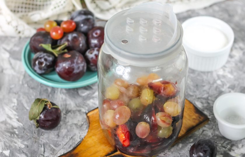 1. Этап. Компот из винограда и слив: Спустя указанное время смените крышку на сливную, слейте жидкость в кастрюлю и вновь вскипятите.