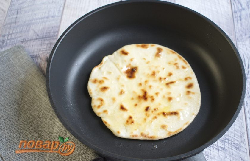 1. Этап. Индийский Наан: 6. Каждую лепешку обжарьте на сухой раскаленной сковороде по 1-2 минуты с каждой стороны до румяной корочки.