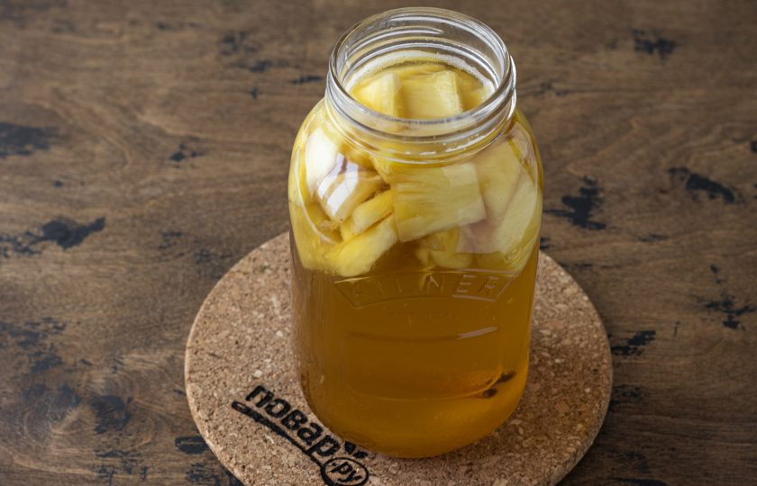 1. Этап. Тепаче: Через это время должна образоваться белая пенка. Аккуратно снимите ее и дайте напитку побродить еще 24-35 часов, но не больше. Получившуюся жидкость процедите и охладите, либо добавьте лед.