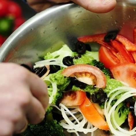 1. Этап. Легкий салат: Заправляем салат оливковым маслом, солим и перчим по вкусу. Перемешиваем - и салат готов!