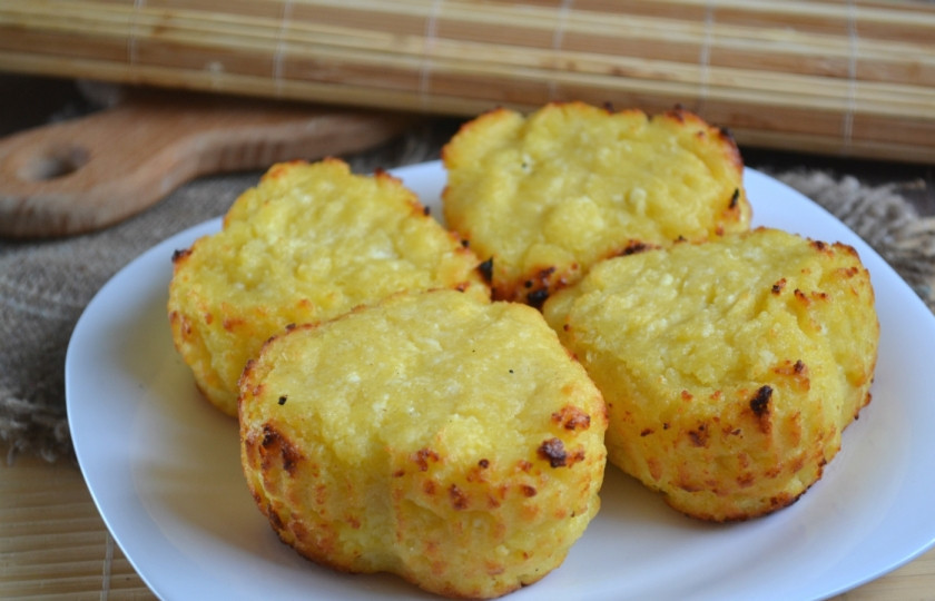 1. Этап. Творожные маффины: Запекайте творожные маффины на протяжении 25-30 минут при температуре 180 градусов. Дайте им слегка остыть в форме, а затем доставайте, иначе поломаете. Готовые маффины полейте сметаной, медом или сгущенкой. Приятного аппетита!