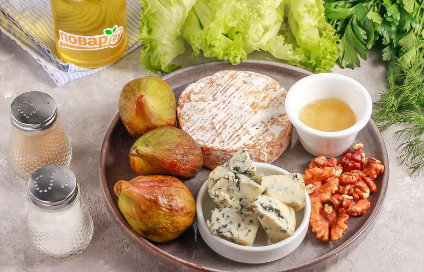 1. Этап. Салат с инжиром и сыром с плесенью: Подготовьте указанные ингредиенты. Можно использовать несколько видов сыров с плесенью по вашему вкусу.