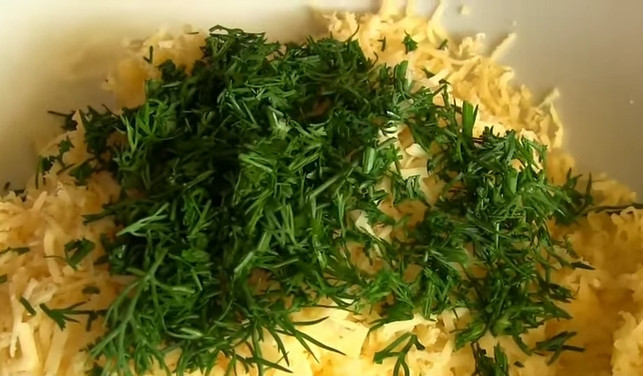 1. Этап. Пирожки Бомбочки без дрожжей: 5. Сыр натрите на мелкую терку, а укроп измельчите ножом. Немного посолите и перемешайте.