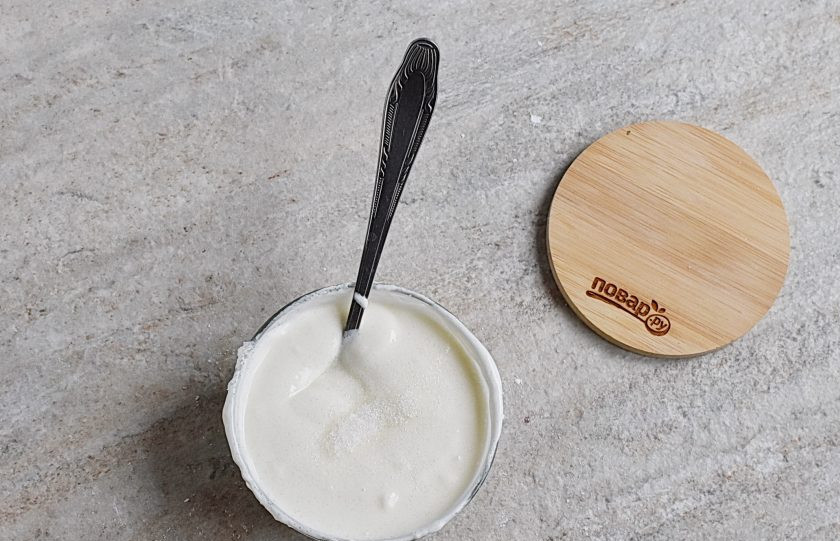 1. Этап. Черничный пирог со сметанной заливкой: Хорошо размешайте оставшуюся сметану с остатками сахара и крахмала. Достаньте пирог из духовки. Края у пирога должны подняться и зарумяниться, а ягоды пустить сок и начать пузыриться. Залейте пирог сметаной и поставьте назад в духовку. Уменьшите температуру до 160 градусов и пеките до зарумянивания заливки.