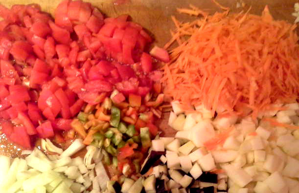 1. Этап. Семга, тушенная с овощами: Нарезаем овощи. Лук, баклажаны, помидоры и перец режем частично кубиками, частично полукольцами. Морковь можно просто натереть на терке.