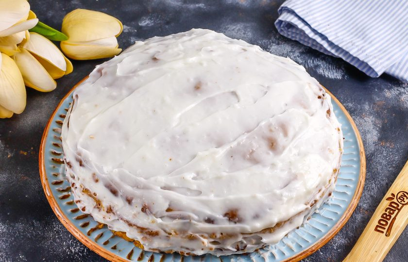 1. Этап. Песочный торт с орехами: Таким образом соберите весь торт и поместите его в холодильник на 2 часа для пропитывания.