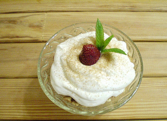 1. Этап. Сметанный десерт с ягодами: И последний слой - сметанный. Украсьте ягодкой, веточкой мяты и подайте к столу! Приятного!