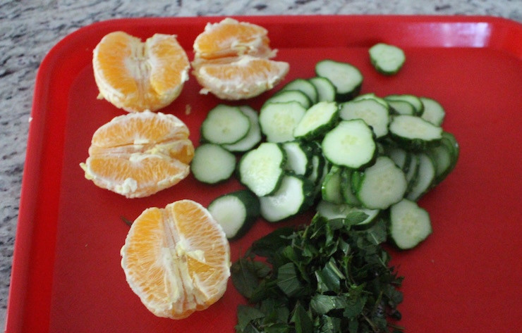 1. Этап. Мятный смузи: Тщательно промойте ингредиенты. Апельсин почистите и разделите на дольки. Огурец нарежьте кольцами. Мяту порубите.