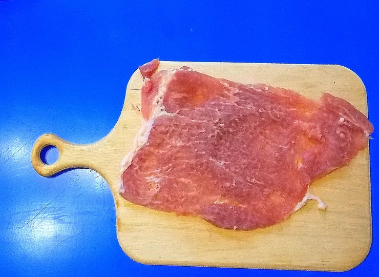 1. Этап. Голубцы Матрешки: Вымойте и обсушите мясо, порежьте на порции. Отбейте куски мяса, посолите и поперчите.