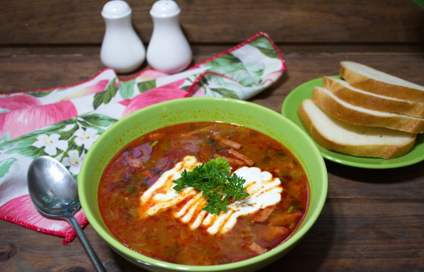 1. Этап. Суп солянка сборная мясная: Суп солянку сборную мясную разлейте по мискам. В каждую миску добавьте сметану, лимонную дольку, оливки или каперсы (на ваш вкус), подайте к столу.