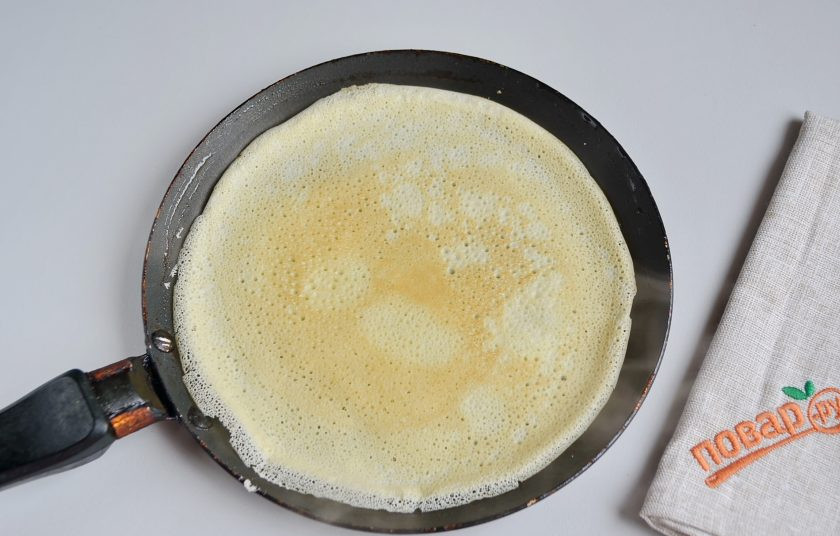 1. Этап. Креп Сюзетт (Crepe Suzette): 17. Как только край блинчика начнет отходить от сковороды, лопаткой подденьте его и переверните. Жарьте еще несколько секунд.