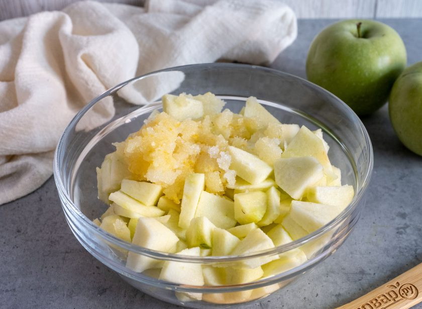 1. Этап. Пирог Неженка с яблоками: Лимон и яблоки помойте. Половину лимона нарежьте кусочками вместе со шкуркой, удалите только косточки. Пробейте лимон блендером со второй половиной сахара. Яблоки почистите от кожуры и сердцевины — нарежьте кусочками. Перемешайте яблоки с лимоном.