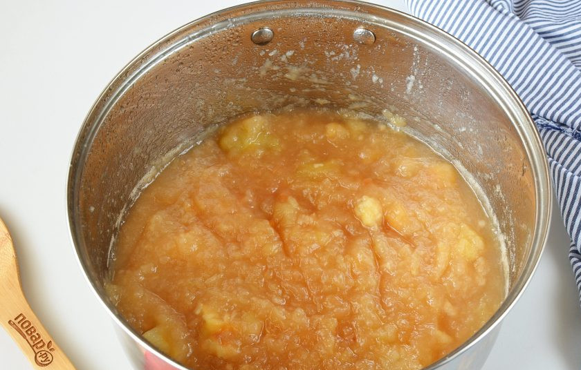 1. Этап. Джем из яблок на зиму: Теперь нужно пюрировать яблочный джем погружным блендером, я всегда (на всякий случай) переливаю его в другую кастрюлю, чтобы если что-то пригорело, то оно осталось на дне и не попало в джем.