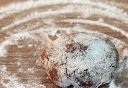 1. Этап. Шоколадное печенье с черешней на сгущенке: 11. Собираем край кружочка и закрываем черешню, формируем шарики.