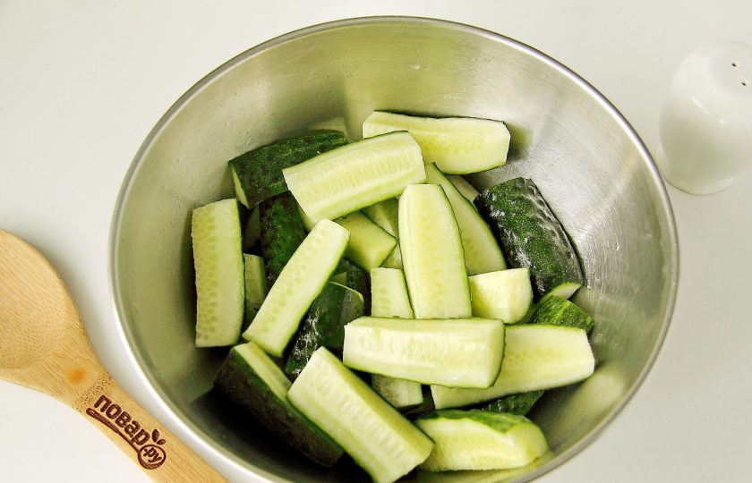 1. Этап. Салат из огурцов Дамские пальчики: Огурцы тщательно вымойте и нарежьте вдоль на 4 части.