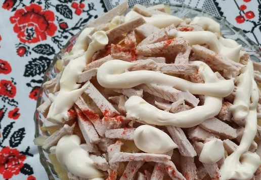 1. Этап. Салат Девичьи посиделки: Добавить майонез, соль, перец острый и сладкую паприку.