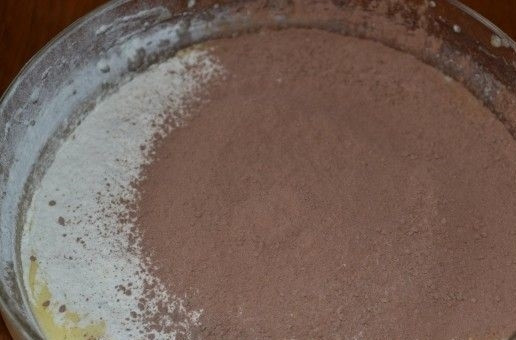 1. Этап. Торт Минутка на сковороде: 6. Следом просейте какао и специи (если используете).