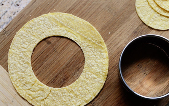 1. Этап. Яичница в тортилье: При помощи специальной формочки вырезаем центральную часть у лепешек. Конечно, можно вырезать и обычным ножом, но получится не так ровно и красиво.