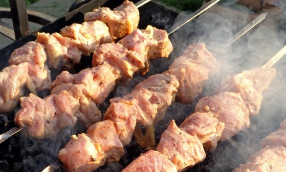 1. Этап. Шашлык на скорую руку: Нанизываем мясо на шампуры и отправляем жариться.