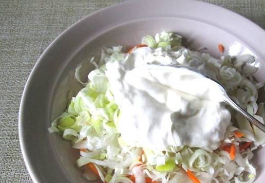 1. Этап. Салат из квашеной капусты и лука-порея: Добавить сметану и перемешать.