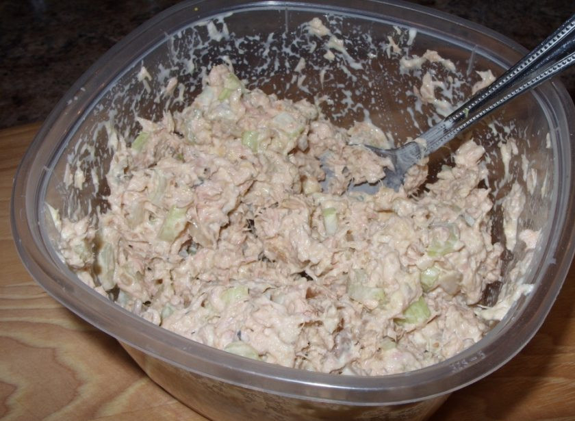 1. Этап. Салат-закуска с селедкой: 4. Добавьте сок лайма, майонез и горчицу, еще раз все смешайте.