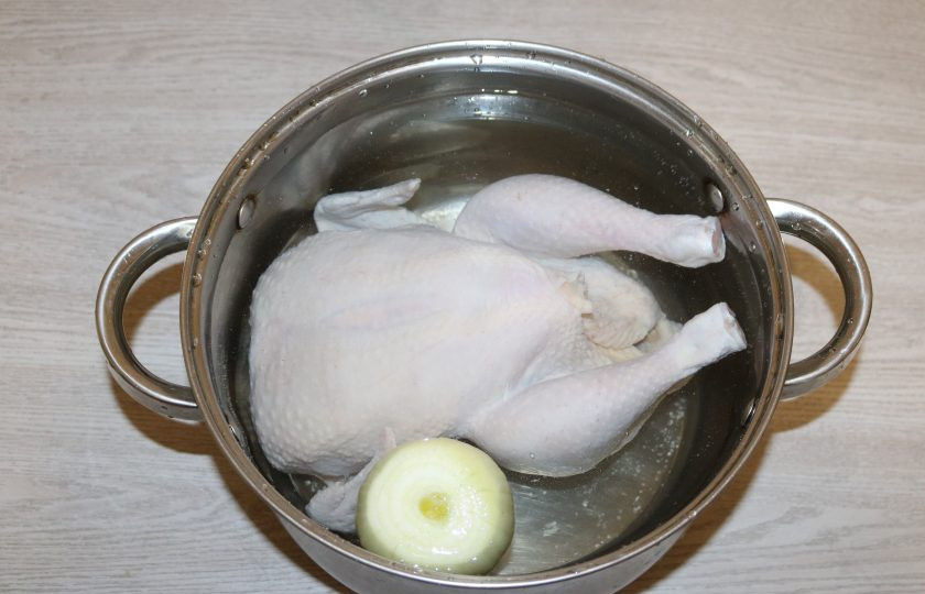 1. Этап. Татарский суп-лапша «Токмач»: Курицу промойте, положите в большую кастрюлю, залейте водой, добавьте целую луковицу, поставьте на плиту, доведите до кипения, сделайте медленный огонь, посолите по вкусу. Варите 60-80 минут до готовности.